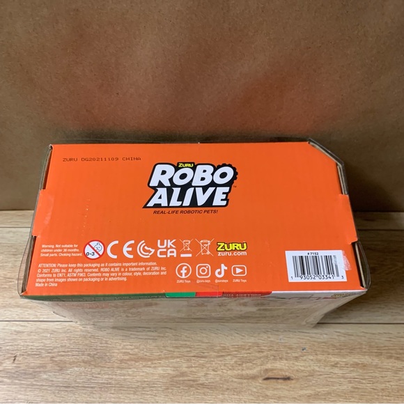 New! Zuru Robo Alive Crawling Cockroach Robotic Glows - Picture 6 of 6